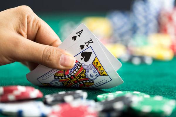 Explore Different Betting Formats Through オンラインカジノ and Table Game Options